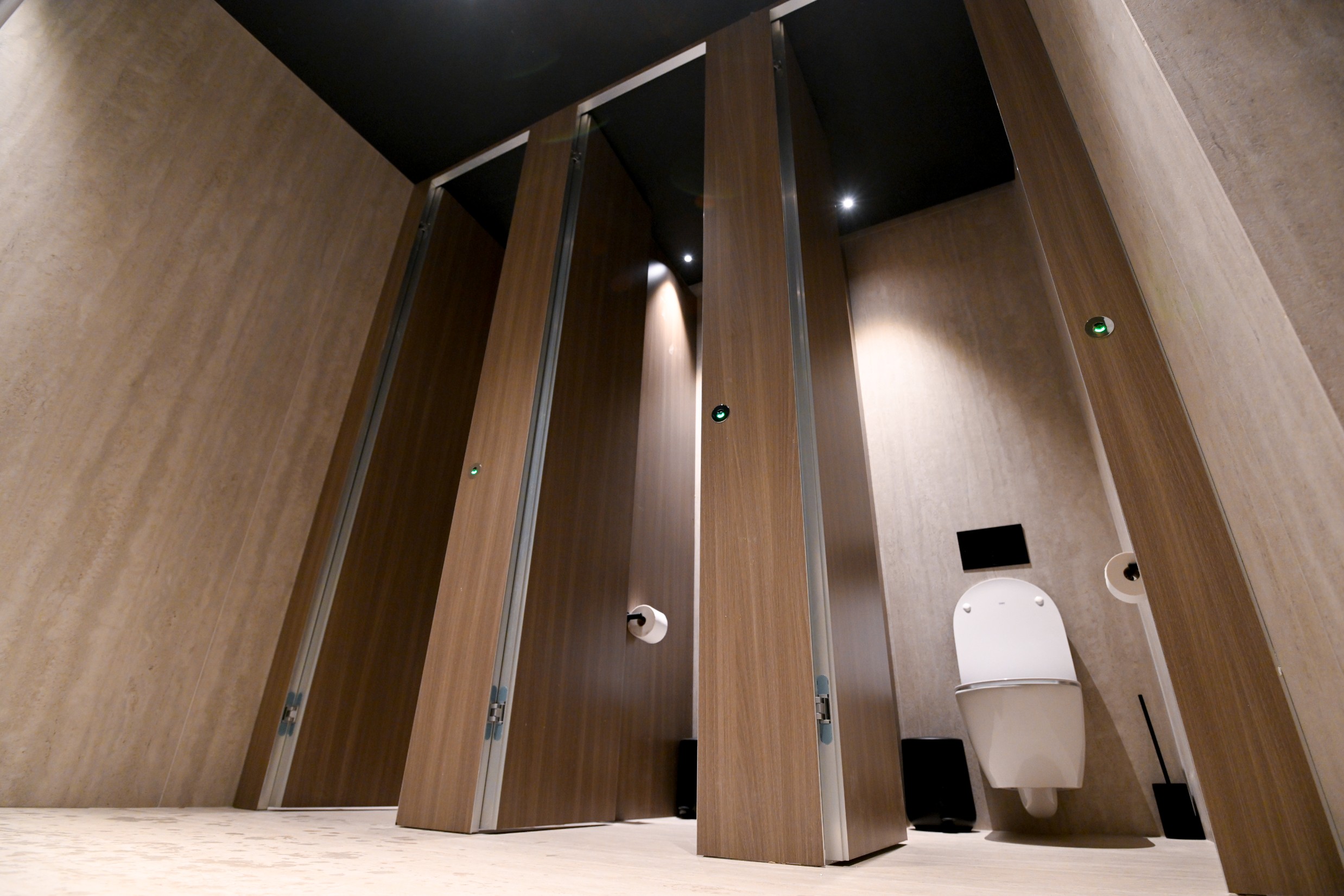 תאי_שירותים_אוטומטיים_3 STERN CUBICLES - מערכת תאי Cubicles – מערכת תאי שירותים ומחיצות